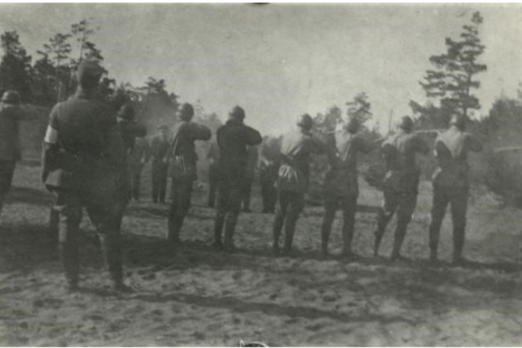Santahaminassa, jossa oli Suomenlinnan vankileirin alaleiri, teloitettiin punavankeja ilman oikeuden tuomiota keväällä 1918. Kuva on Santahaminasta ilmeisesti toukokuulta 1918. Kuvaaja: Työväen Arkisto