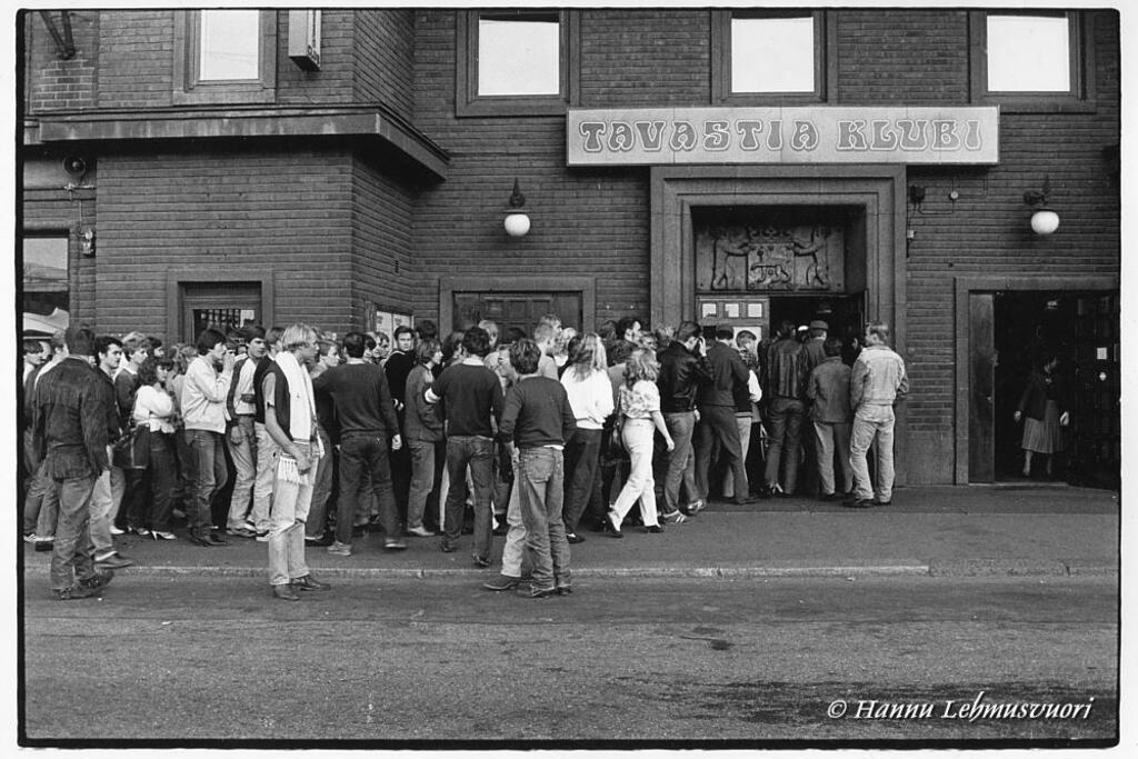 Kö till Tavastias lördagsdisko cirka år 1980. Foto: Hannu Lehmusvuori