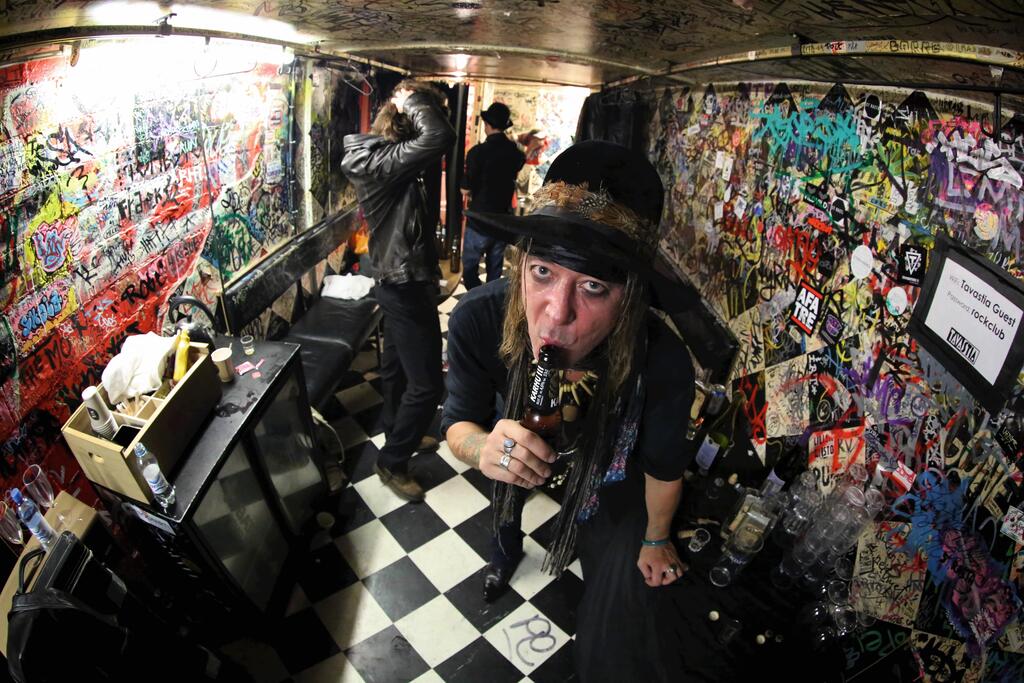 Timo Kaltio backstage i Tavastia. I bakgrunden syns The Peckham Cowboys övriga medlemmar. Foto: Jarmo Perälä