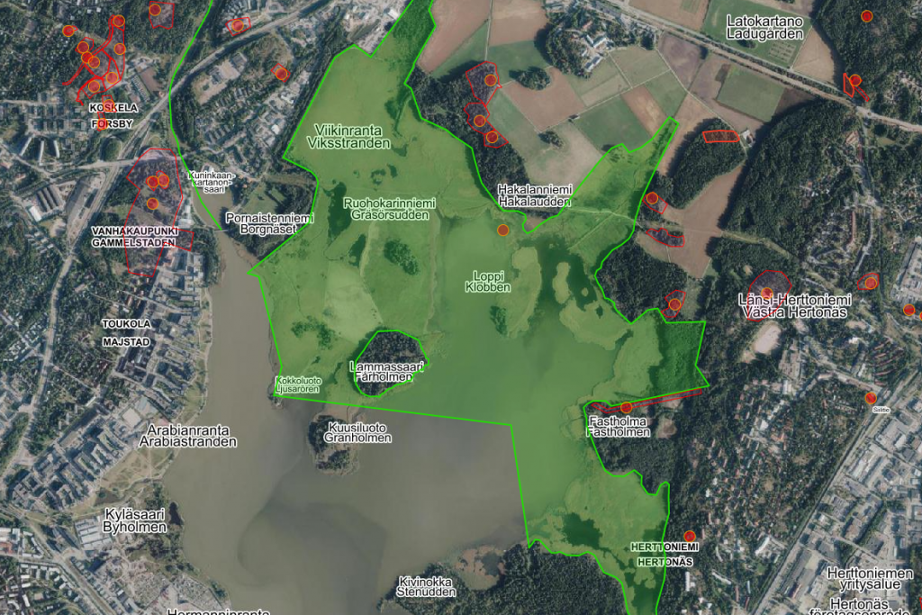 Vanhankaupunginlahden Natura-verkkoon kuuluva suojelualue on merkitty vihreällä. Punaisella on merkitty historiallisia kohteita, kuten merkittävää rakennusympäristöä, kaivauksia tai muita muinaismuistoja. Kuvaaja: Helsingin karttapalvelu