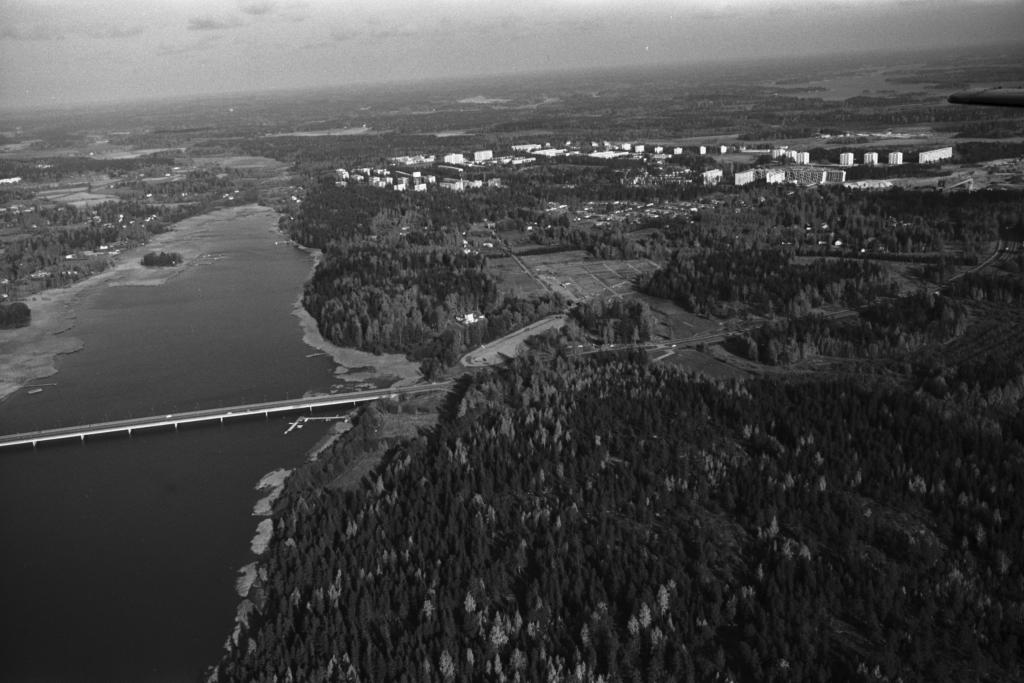 Flygbild i sned vinkel som 1970 tagits från ett litet flygplan på den södra sidan av Nordsjövägen, från Havs-Rastbölehållet åt nordost. Till vänster syns Botbyviken och Nordsjöbron. I mitten syns Rastböle. I bakgrunden finns Mellersta Nordsjö, till höger terrasshusen på Fjärdholmsvägen, punkthusen på Rödstensvägen och Nordsjövägen 10. Foto: Helsingfors stadsmuseum / Simo Rista