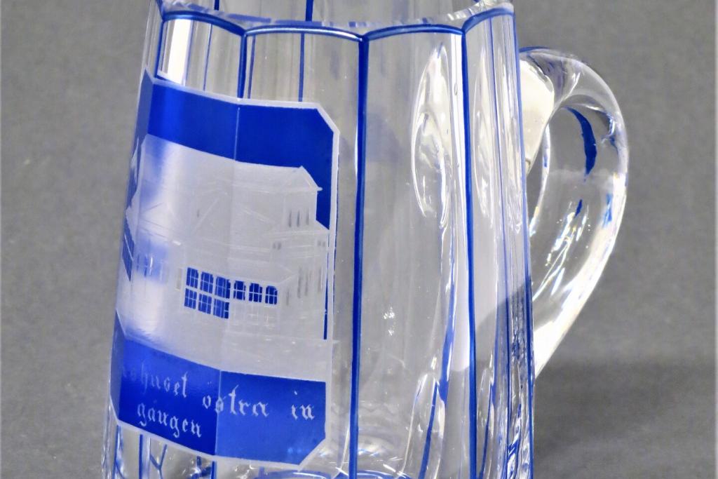 Kuva lasisesta tuopista jossa sinistä koristelua