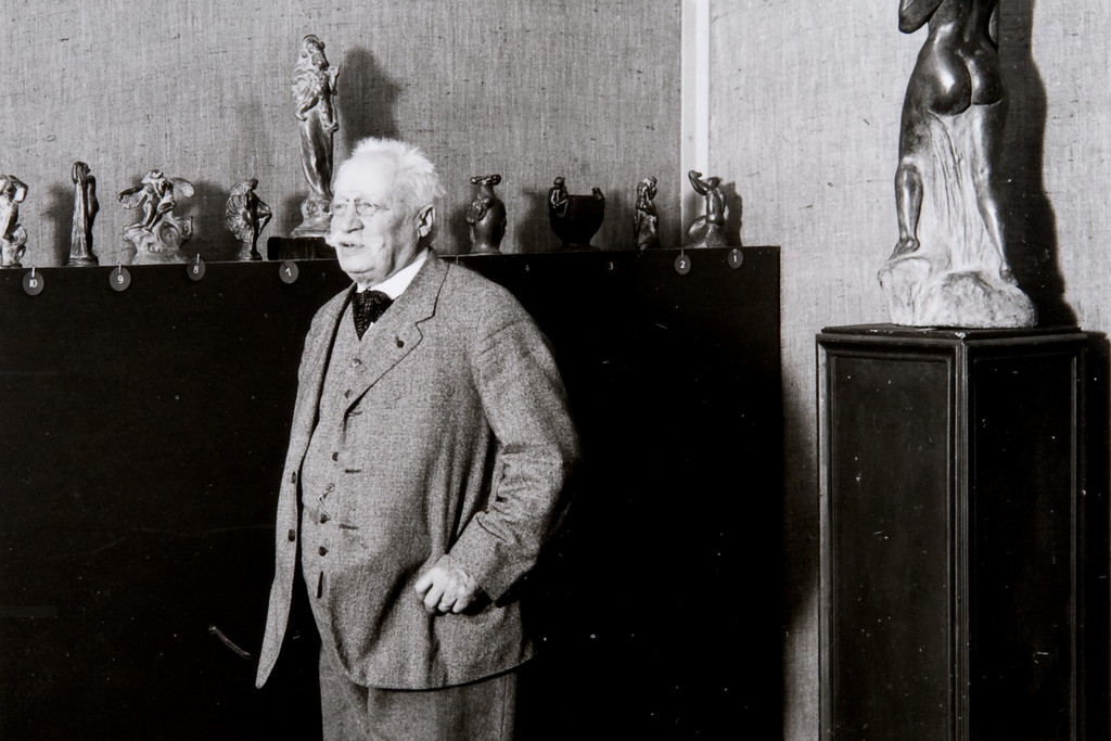 Kuvanveistäjä Ville Vallgren ja pienoisveistoksia, oikealla versio Havis Amandasta vuonna 1930.  Kuvaaja: Museovirasto / Valokuvaamo Pietinen