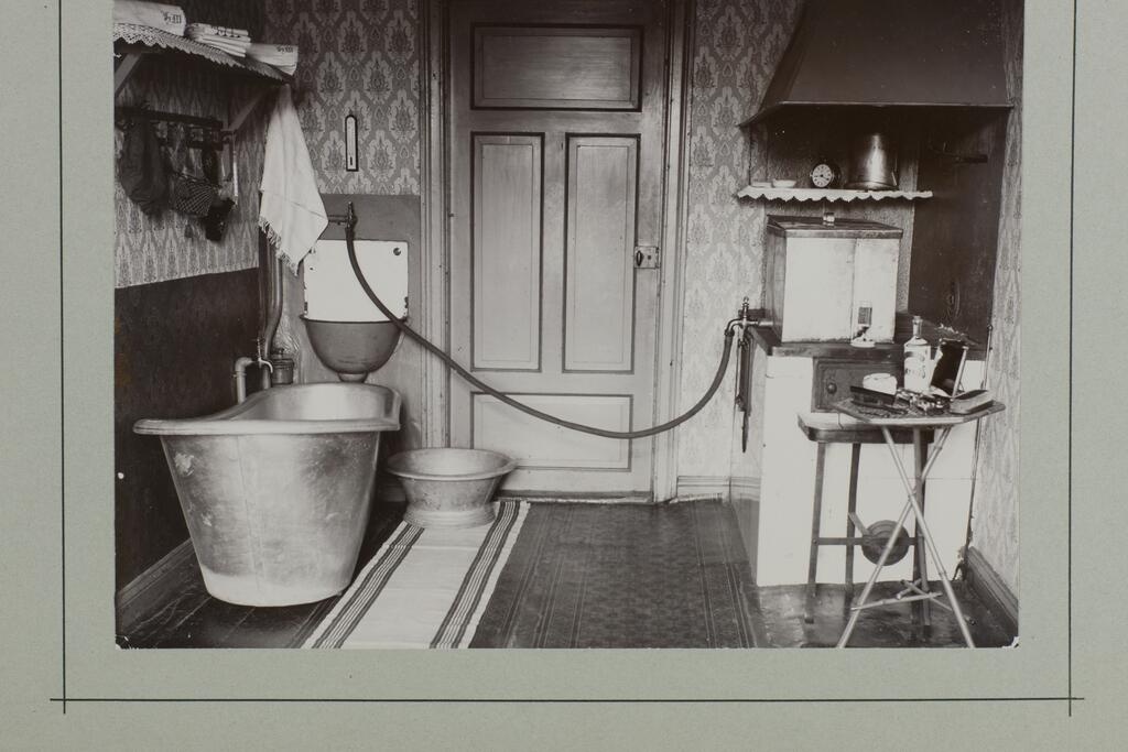 Rouva Hanna Weilinin kylpyhuone Eläintarhanhuvila 2 vuonna 1900. Kuvaaja: Helsingin kaupunginmuseo /Tuntematon kuvaaja