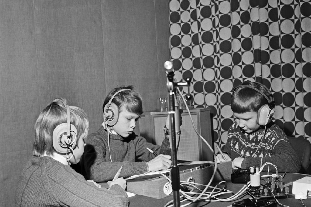 Tietokilpailu radiossa tammikuussa 1970. Loviisan ruotsinkielisen yhteislyseon oppilaat osallistuvat tietokilpailuun radiossa. Kuvassa Kimmo Havela, Olav Rosas ja Matti Seppälä.