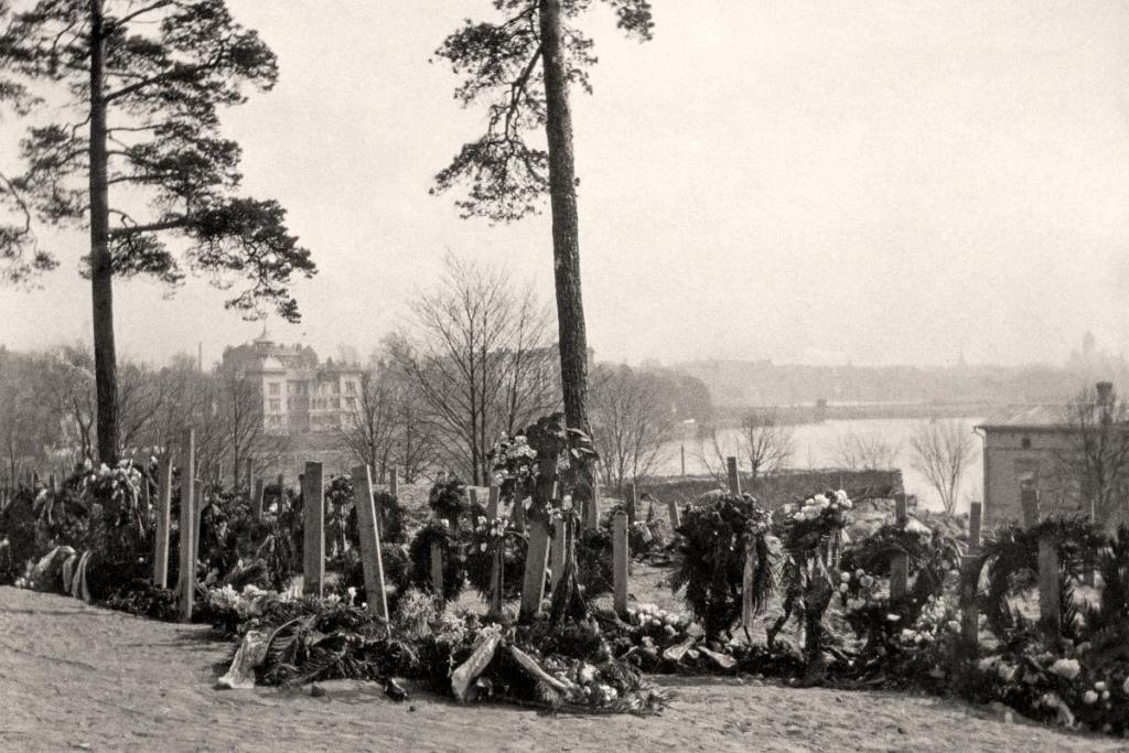 Punaisten hautoja Mäntymäen laella vappuaamuna 1918. Kansan arkisto. Kuvaaja: Tuntematon kuvaaja / Museovirasto