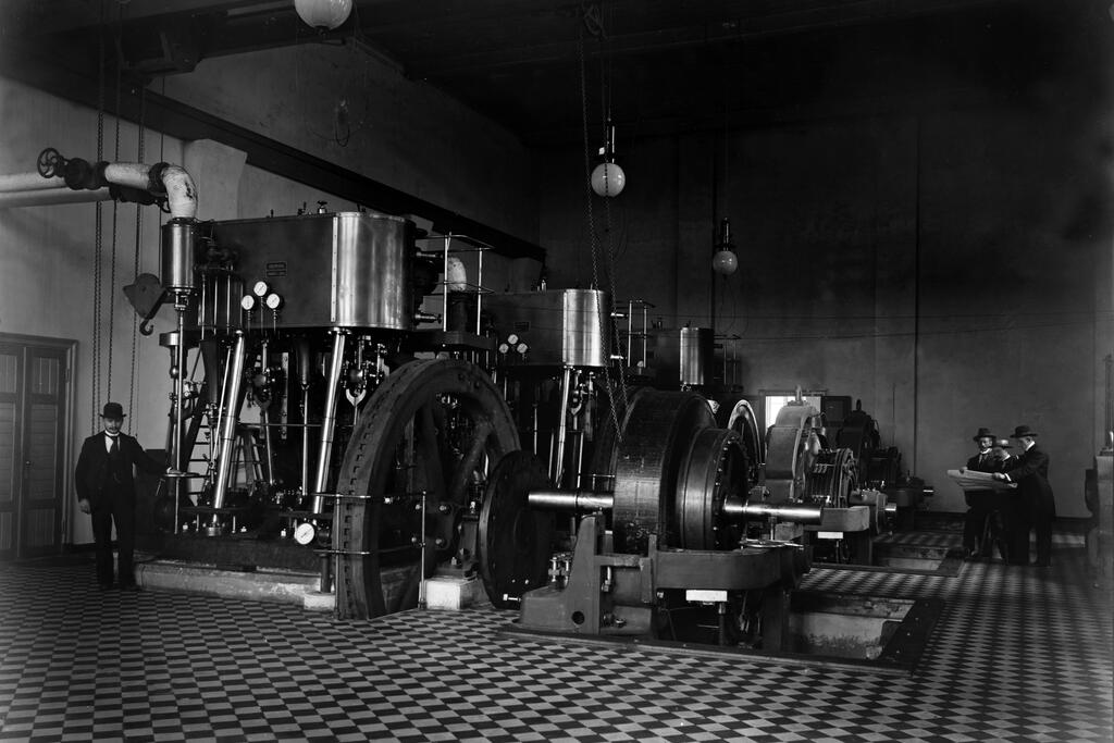 Suvilahden höyryvoimalaitoksen generaattorisali. Generaattorit olivat aikansa huipputekniikkaa ja ne tilattiin Saksasta. Sähköä laitos alkoi tuottaa vuonna 1909. Kuvaaja: Helsingin kaupunginmuseo