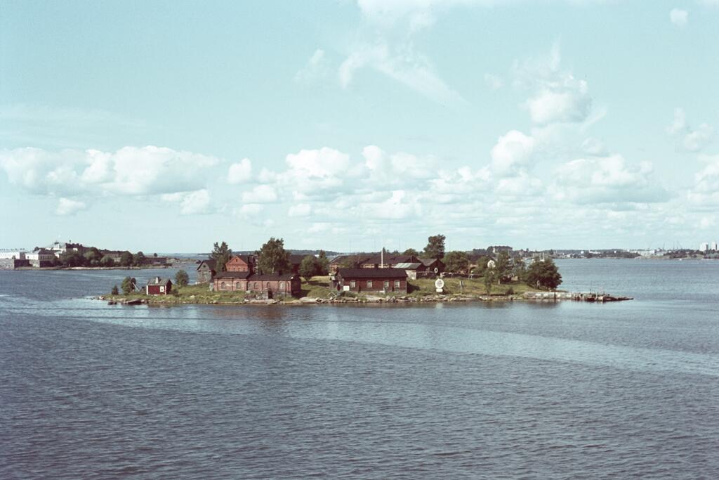 Den lilla ön Lonnan är en del av Sveaborg och var länge stängd för utomstående. Stadsbor har sedan 2014 kunnat bekanta sig fritt med ön, och numera verkar bland annat en restaurang och festivaler på ön.

 Foto: Helsingfors stadsmuseum / Constantin Grünberg
