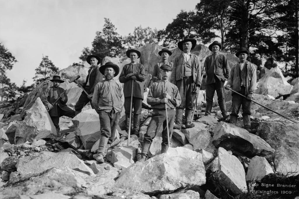 Män som bryter sten år 1909.  Foto: Helsingfors stadsmuseum / Signe Brander