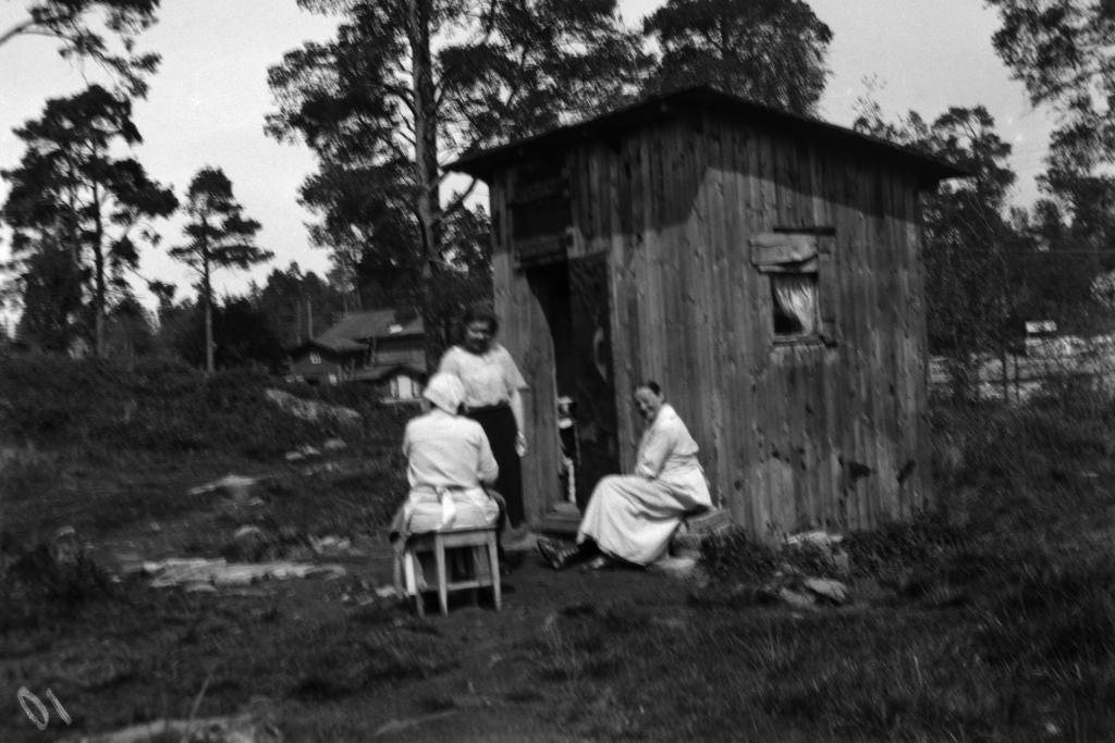 Kvinnor som arbetade som gatsopare har inkvarterat sig i ett gammalt redskapsskjul i Tölö. Året är 1934. Foto: Helsingfors stadsmuseum / Ivan Timiriasew