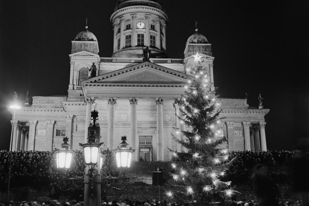 Joulukuusi on koristanut myös Senaatintoria vuosikymmenten ajan. Tässä kuusi tähtineen ja valoineen vuonna 1957. Kuvaaja: Helsingin kaupunginmuseo / Volker von Bonin