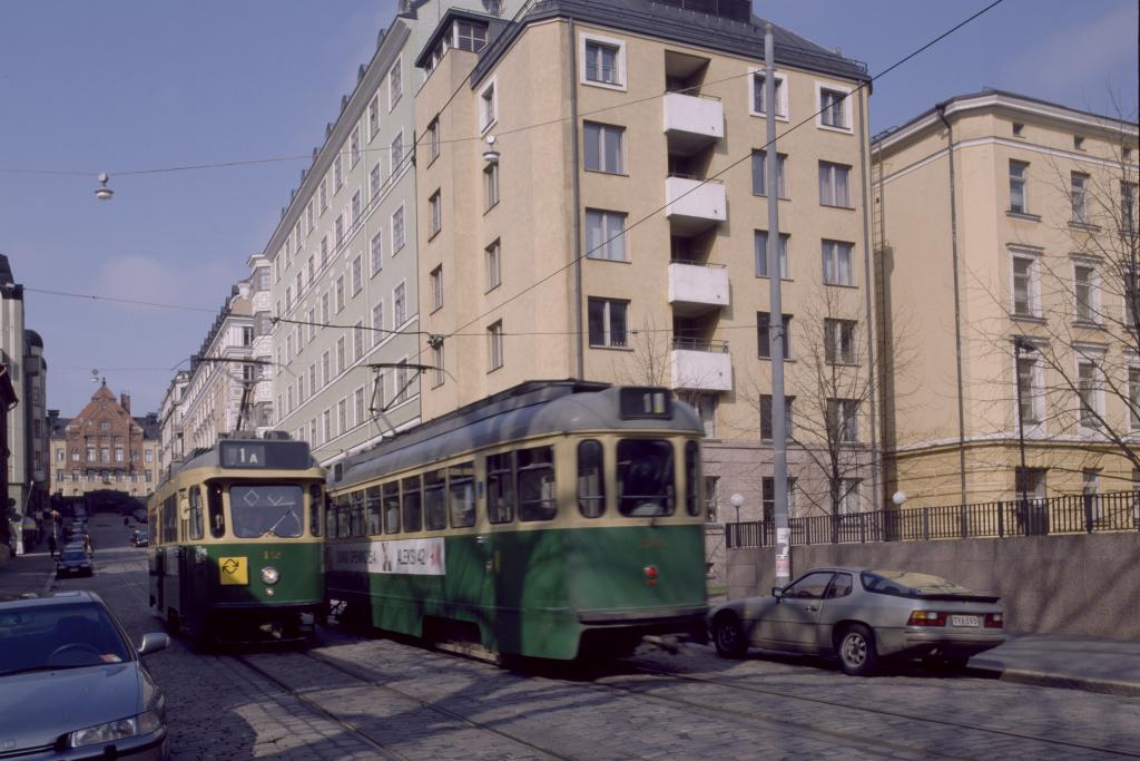 Två spårvagnar med hög golv på Snellmansgatan på 1990-talet. Foto: Helsingfors stadsmuseum / Sonja Siltala 