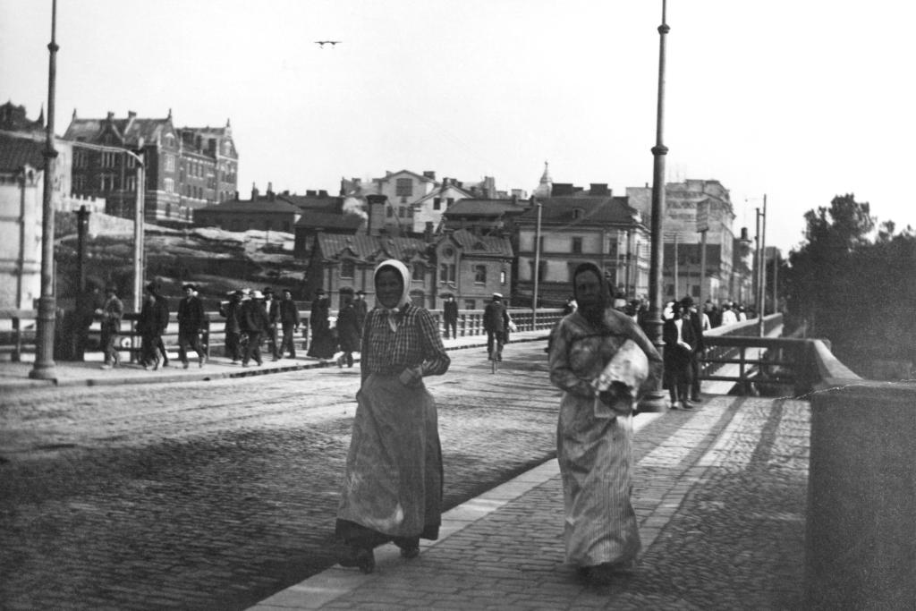 Arbetarkvinnor på väg till Broholmen 1907.  Foto: Helsingfors stadsmuseum / Okänd fotograf