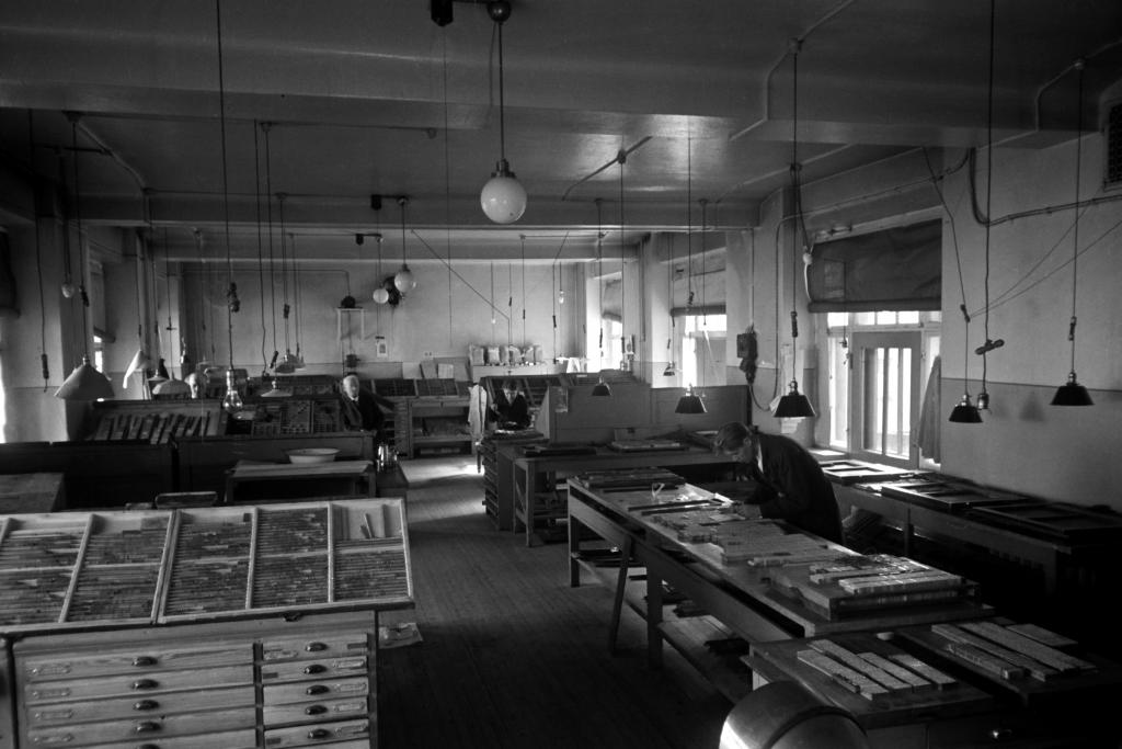 Den grafiska industrin har haft en betydande roll i näringslivet i Helsingfors. Sättare utför sitt arbete i ett boktryckeri 1944. Foto: Helsingfors stadsmuseum / Väinö Kannisto
