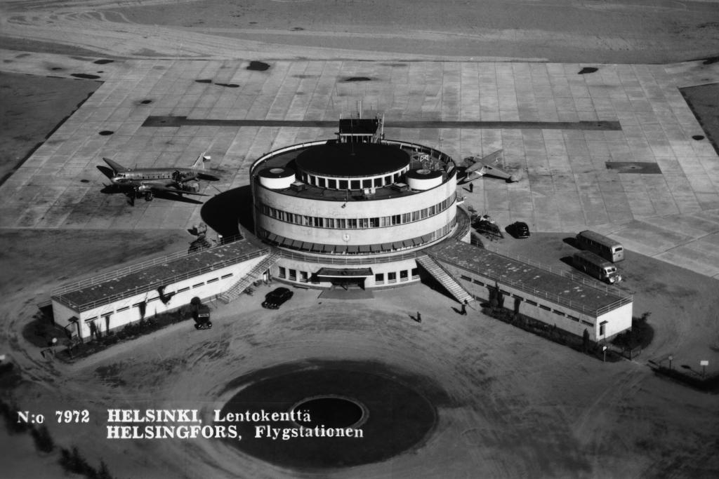 Malms flygplats (”flygstation”) år 1950. Fotot togs för Veljekset Karhumäki, det andra av Finlands två flygtrafikbolag på den tiden.  Foto: Helsingfors stadsmuseum / Bröderna Karhumäki Ab