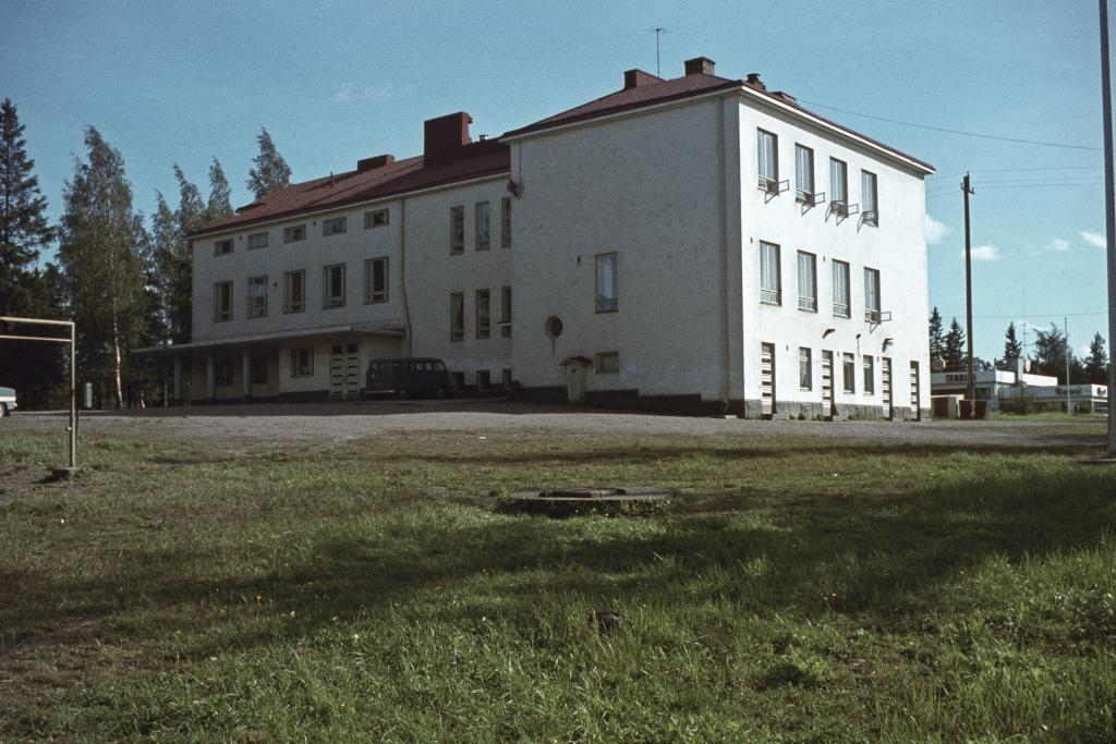 Den gamla högstadieskolan Pakilan yläasteen koulu, som revs sommaren 2022, hade byggts år 1939 för att tjäna som folkskola. 
 Foto: Helsingfors stadsmuseum / Constantin Grünberg