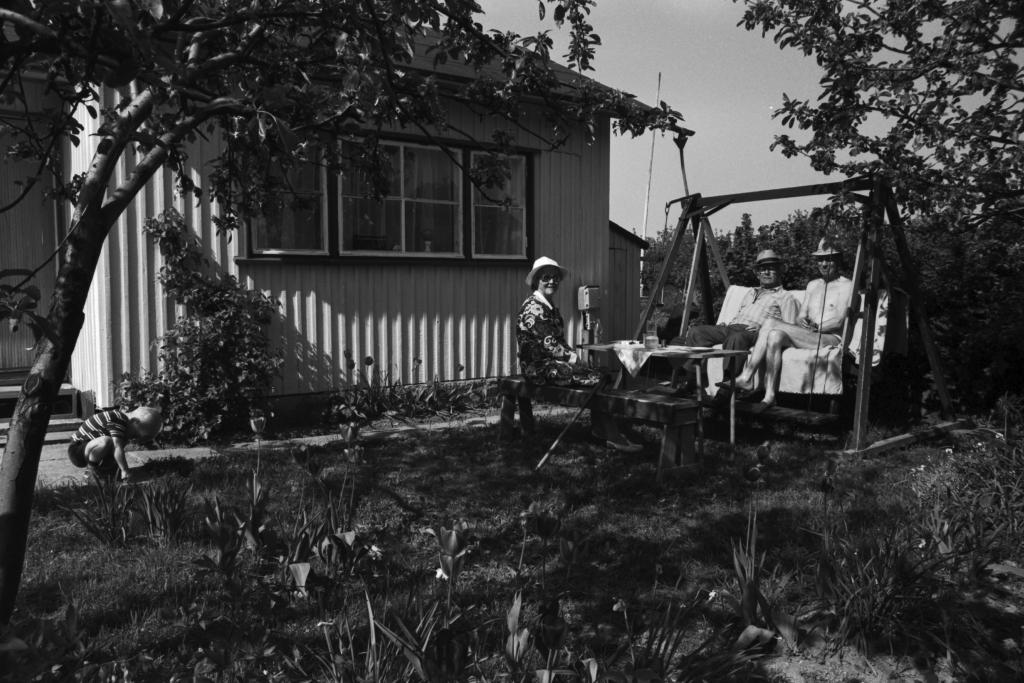 Kesänviettoa Marjaniemen siirtolapuutarhalla vuonna 1975. Kuvaaja: Simo Rista / Helsingin kaupunginmuseo