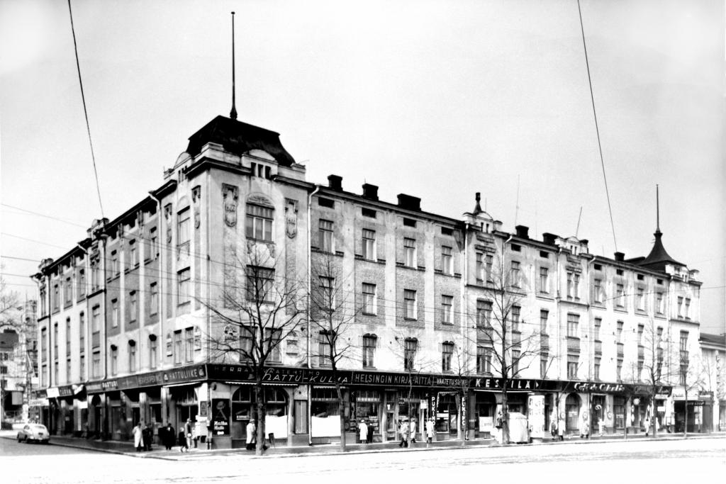 Ekmanska huset i hörnet av Broholmsgatan och Paasivuorigatan. År 1954 lät Arbetarsparbanken STS riva byggnaden och bygga en modern affärsbyggnad på stället, det så kallade Paasitalo.  Foto: H. Havas / Helsingfors stadsmuseum