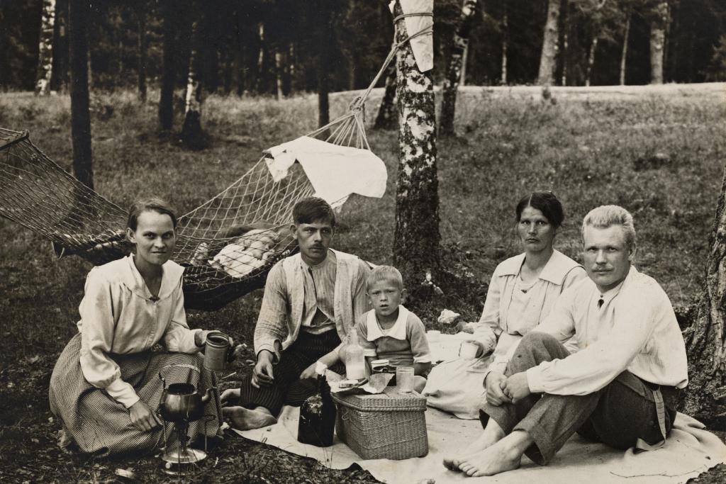 Salmisen ja Julinin perheet Seurasaaressa vuonna 1917. Kuvaaja: Tuntematon kuvaaja / Helsingin kaupunginmuseo