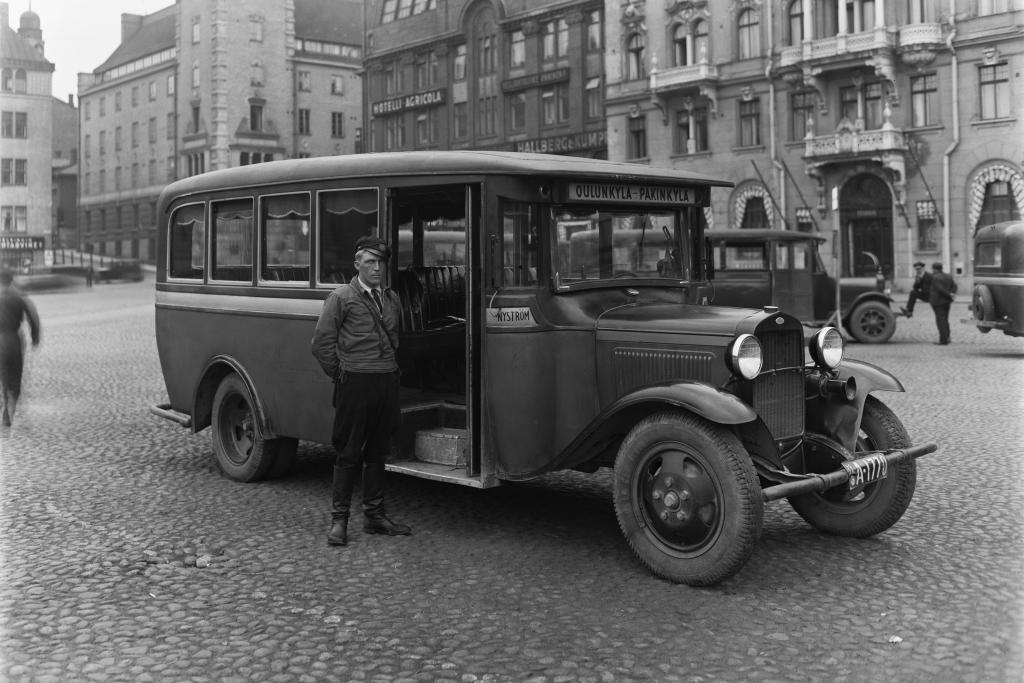 Bussen till Baggböle gick från Järnvägstorget redan år 1932. Denna linje gick via Åggelby, vilket förlängde färdtiden.  Foto: Helsingfors stadsmuseum / Olof Sundström