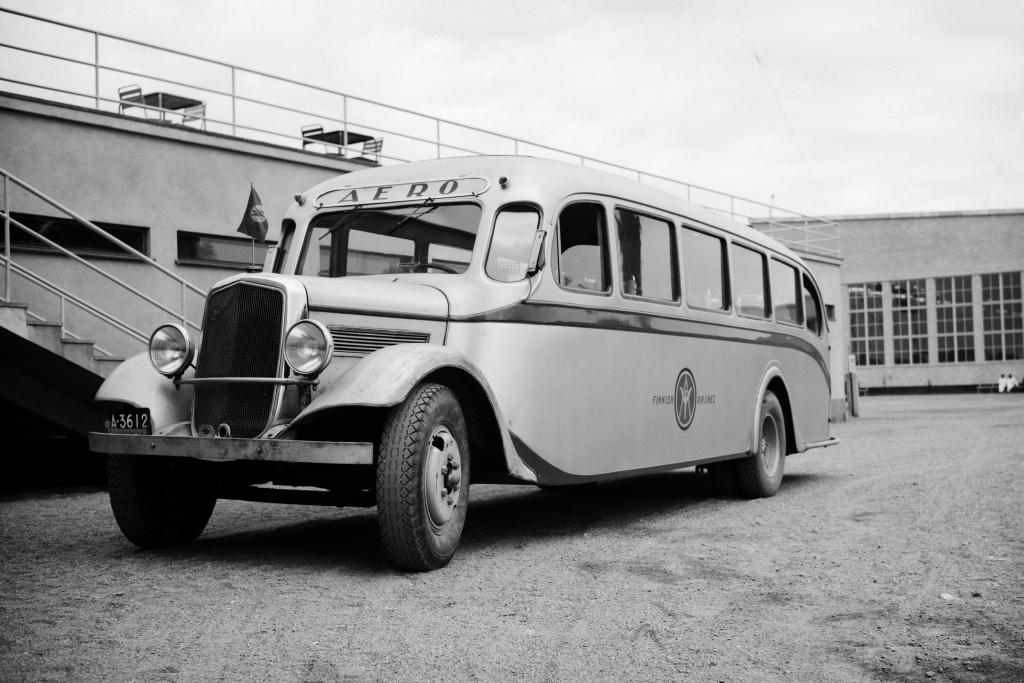 Myös linja-autot olivat 1900-luvun alkupuolella uusi liikennemuoto. Aero OY:n (Finnairin edeltäjän) tyylikäs bussi Malmin lentoaseman edessä vuonna 1937.  Kuvaaja: Helsingin kaupunginmuseo / Constantin Grünberg