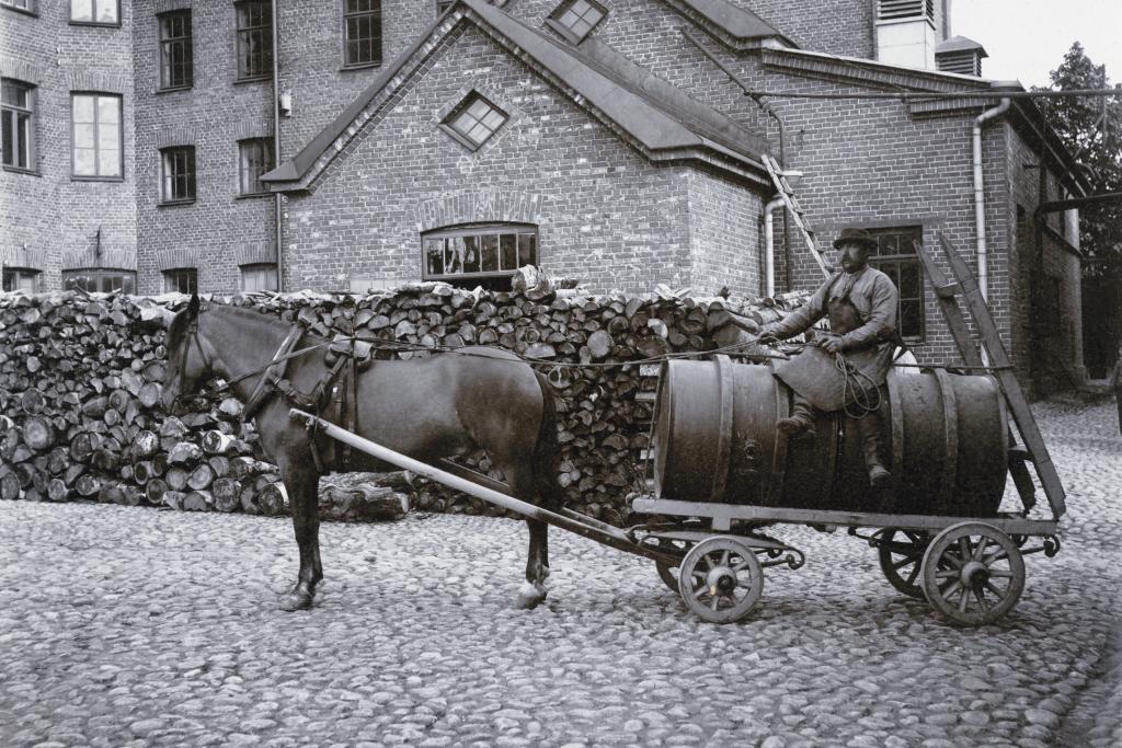 En ölkusk med sin häst framför Sinebrychoffs bryggeri på Bulevarden 1900. Foto: Helsingfors stadsmuseum / Okänd fotograf