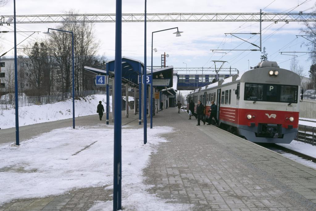 Kuva Tapanilan juna-asemasta. Lähijuna P seisoo raiteilla. Maassa on lunta.