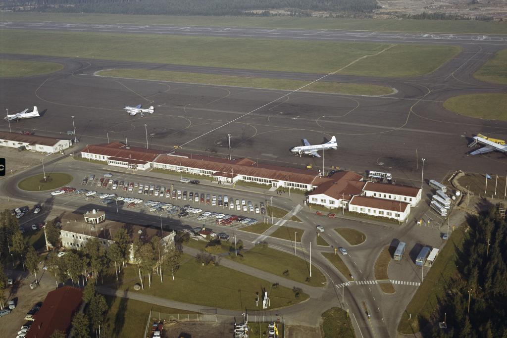 Helsingfors flygplats Sjöskog som den såg ut från luften 1963–64.  Foto: Helsingfors stadsmuseum/ Sky-Foto Möller
