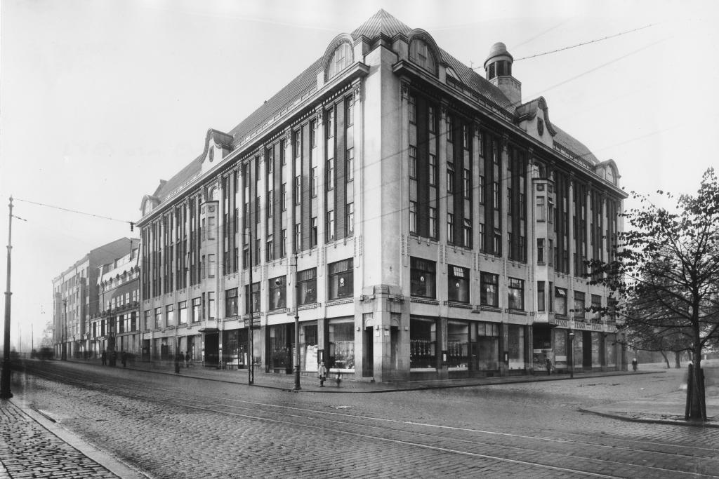 Andelslaget Elantos ’affärspalats’ vid Hagnäs torg på 1910-talet. Under 1920-talet hade Elanto en storbutik på första våningen. Den utvidgades år 1933 till också andra våningen, dit en lustig rulltrappa angenämt skjutsade upp kunderna, som det hette i tidningen Elanto-lehti den 30 april 1934. Varuhus utvidgades storbutiken till på 1950-talet. Foto: Helsingfors stadsmuseum / Eric Sundström