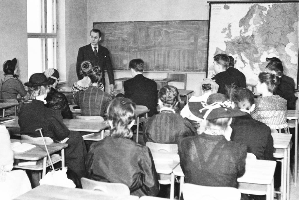 Vanhojenpäivä käytiin kauan koulua tavalliseen tapaan. Lauttasaaren yhteiskoulun vanhat historiantunnilla 1957. Kuvaaja: Tuntematon kuvaaja / Helsingin kaupunginmuseo