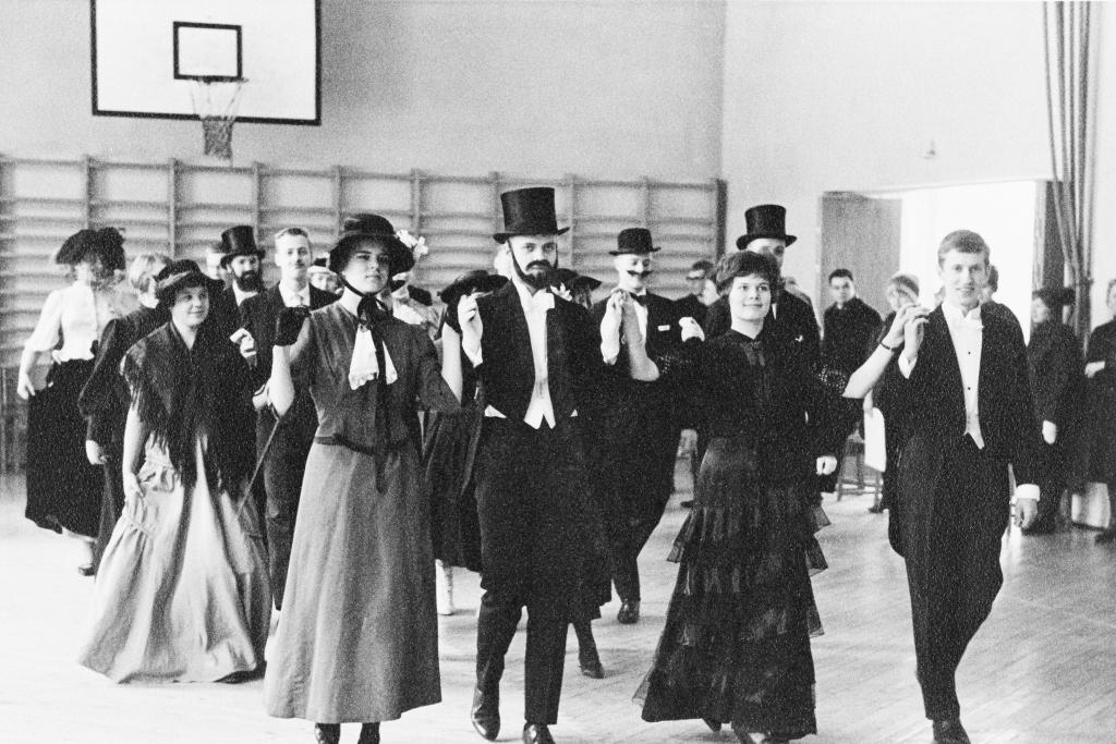 Vanhat tanssivat poloneesia Meilahden yhteiskoulun vanhojen tansseissa vuonna 1962. Kuvaaja: Esko Silvanto / Helsingin kaupunginmuseo