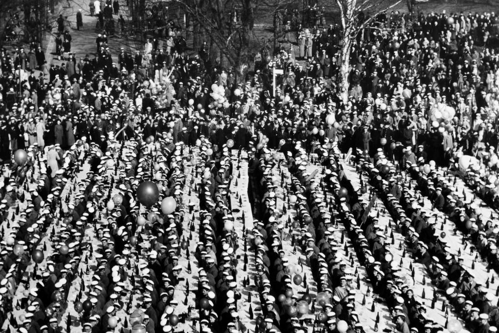 Ylioppilaiden vappujuhlaa ruuhkaisessa tunnelmassa 1930-luvulla. Kuvaaja: Helsingin kaupunginmuseo / Aarne Pietinen
