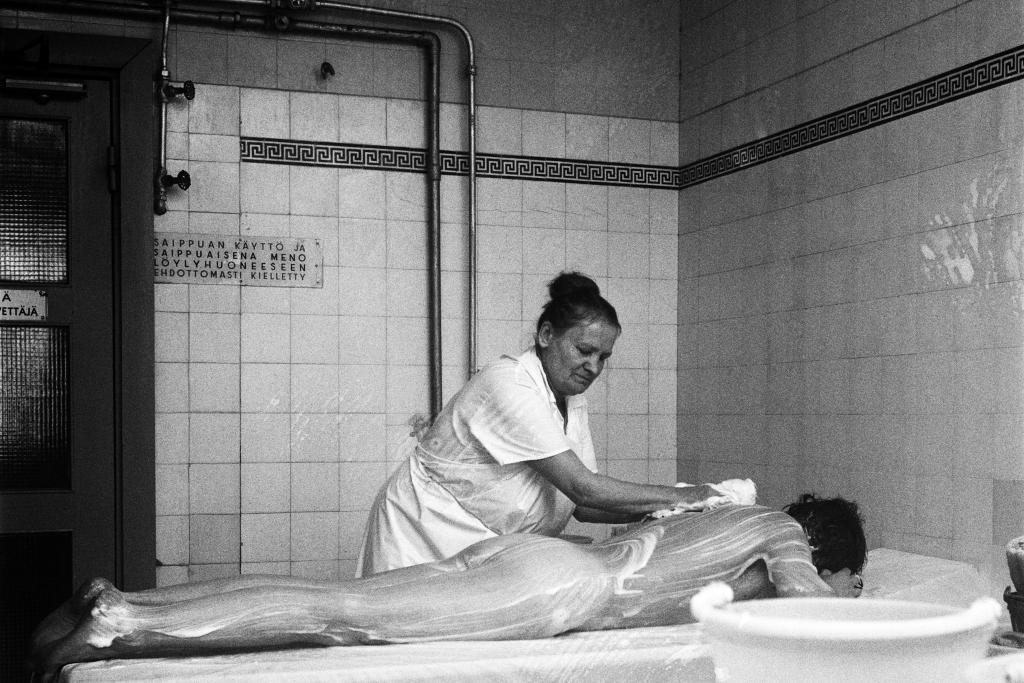 Löyly Oy:n sauna Museokatu 44:n piharakennuksen toisessa kerroksessa. Miesten osaston pesuhuone ja pesijä vuonna 1970.
 Kuvaaja: Helsingin kaupunginmuseo / Kari Hakli