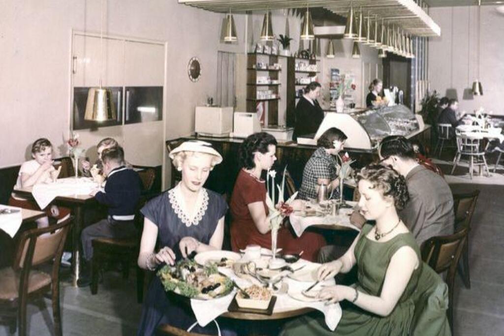 Primulas bageri- och kaféföretag var i över hundra års tid en synlig del av Helsingfors gatubild. Här är kaféelegans från år 1950 på Skepparegatan 10. Foto: Hotell- och restaurangmuseet / Aarne Pietinen Oy