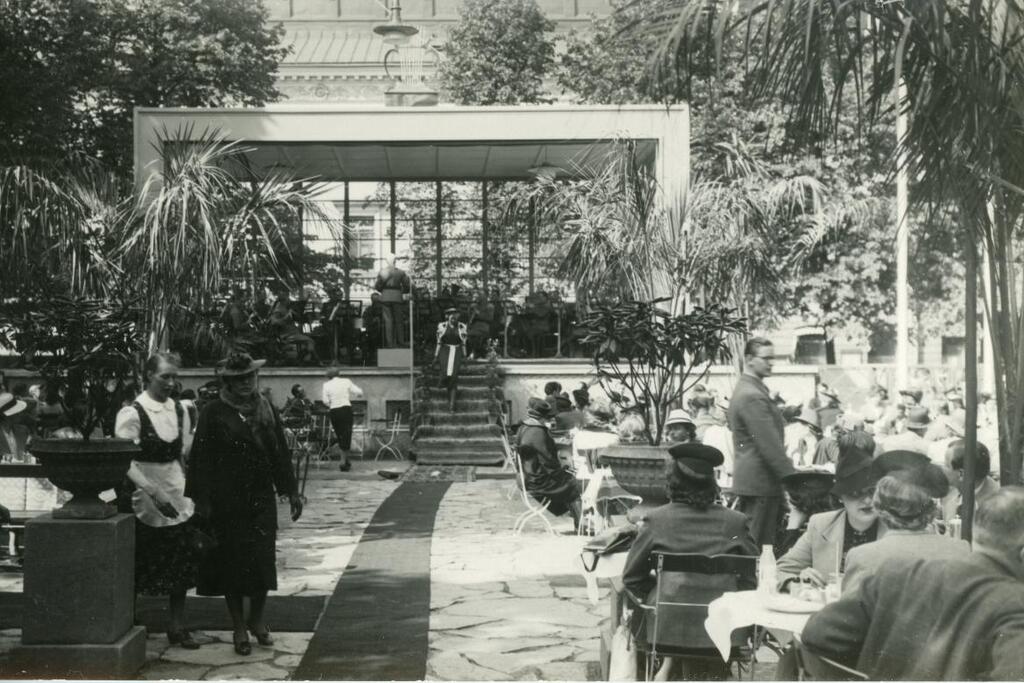 Den första estraden, det vill säga musikpaviljongen, byggdes framför restaurang Kapellet år 1881. Under årtiondenas lopp har den förnyats flera gånger. Det här fotot är från år 1939. Foto: Hotell- och restaurangmuseet / Frisk-Heino