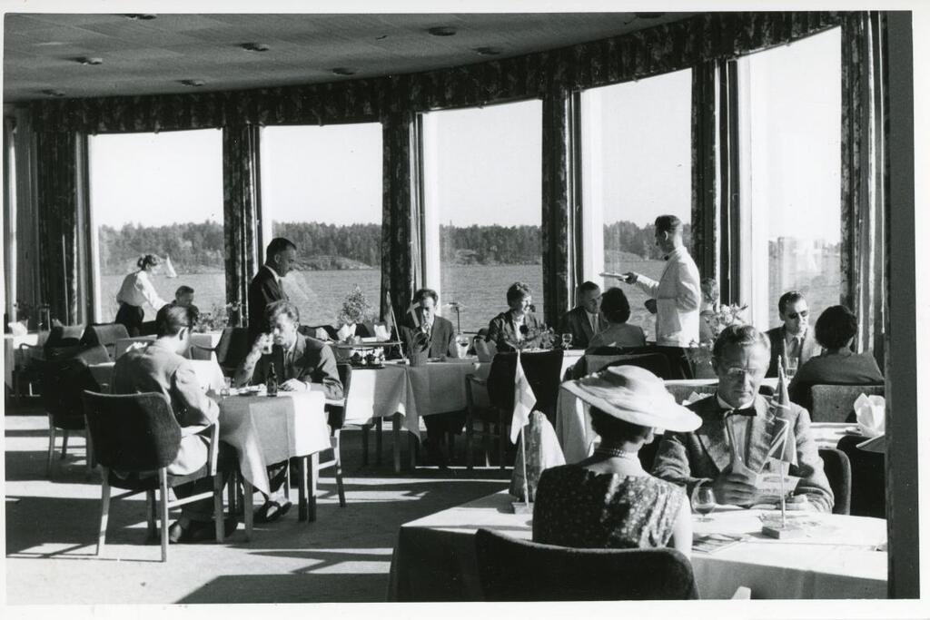 Kulosaaren Casino, entinen Kulosaaren paviljonki, oli rakennettu 1914. Arkkitehti oli kulosaarelainen Armas Lindgren. Vuonna 1929 oli niin ikään kulosaarelainen Bertel Jung laajentanut ravintolaa, ja vielä 1950 tehtiin laajennustyö arkkitehti Niilo Kokon johdolla. Casino säilytti paikkansa eksklusiivisena kesäravintolana vielä kauan. Kuvaaja: Hotelli- ja ravintolamuseo / Felix-Filmi Oy