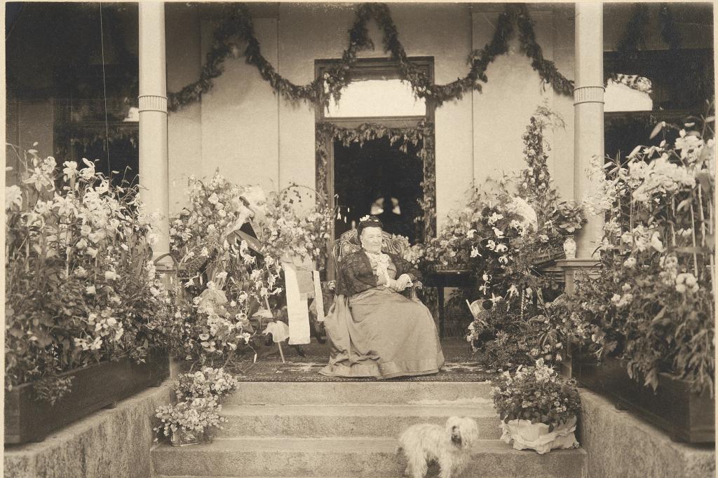 Aurora Karamzin huvilallaan kuvattuna tämän 90-vuotispäivänä 1.08.1898. Kuvaaja: K. E. Ståhlberg / Museovirasto