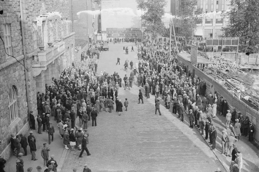 Kommunistien mielenosoitus Siltasaaressa Helsingin työväentalon edustalla vuonna 1929. Kuvaaja: Tuntematon kuvaaja / Museovirasto