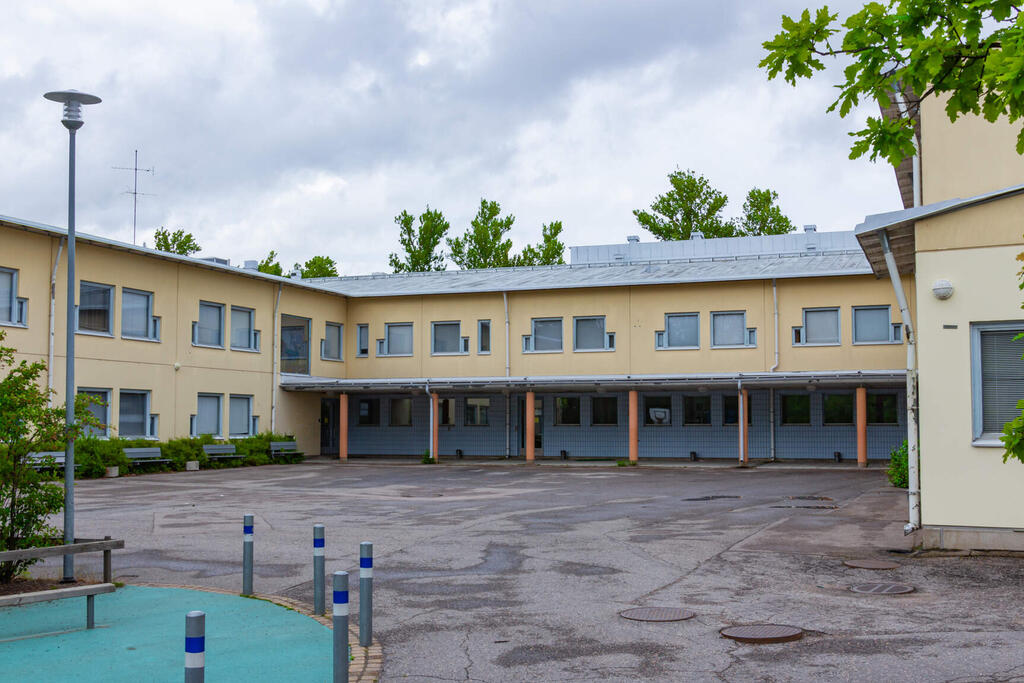 Malmin peruskoulun rakennus ja edusta osoitteessa Talvelantie 7 vuonna 2023.