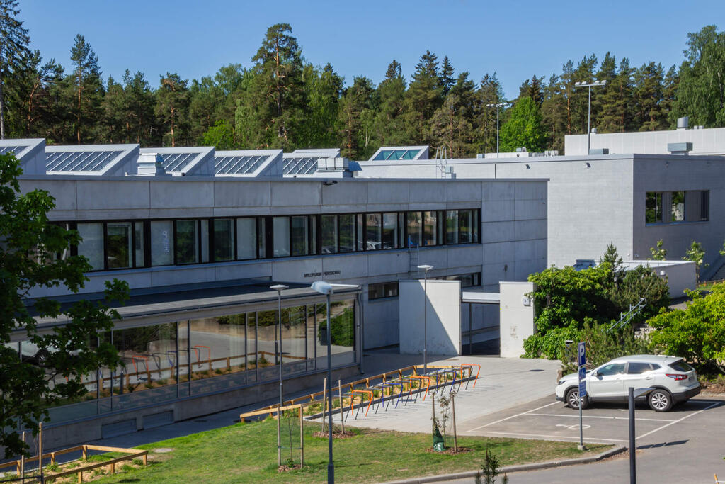 Myllypuron peruskoulun rakennus ja edusta osoitteessa Yläkivenrinne 4 vuonna 2023.