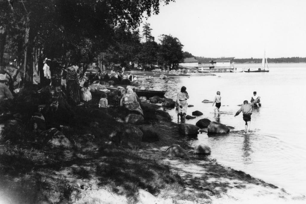 Kesäpäivä Korkeasaaressa 1900-luvun alussa.  Vapaa-ajanvietto oli Helsingin kansanpuistossa vapaampaa kuin keskustan puistoalueilla. 