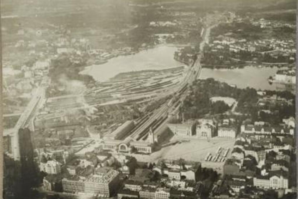 Ilmakuva etelästä Helsingin rautatieaseman yli Töölönlahdelle. Ratapiha ulottui ennen nykyisen Finlandia-talon takapihalle. Kuvaaja: Lahden museot