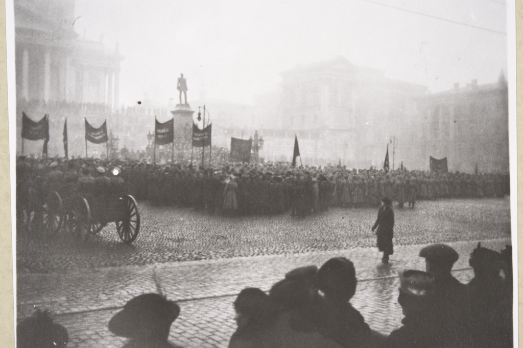 Helsingin metallityöläiset järjestivät 18.4.1917 lakon ja mielenosoituksen, jossa he uhkasivat ottaa kaupungin teollisuus- ja muut laitokset haltuunsa, ellei heidän vaatimukseensa kahdeksan tunnin työpäivästä suostuttaisi. Laki kahdeksantuntisesta työpäivästä hyväksyttiin eduskunnassa yleislakon aikana 16.11.1917, kun eduskunta oli julistautunut maan korkeimman vallan haltijaksi. Kuvaaja: Harald Rosenberg / Museovirasto