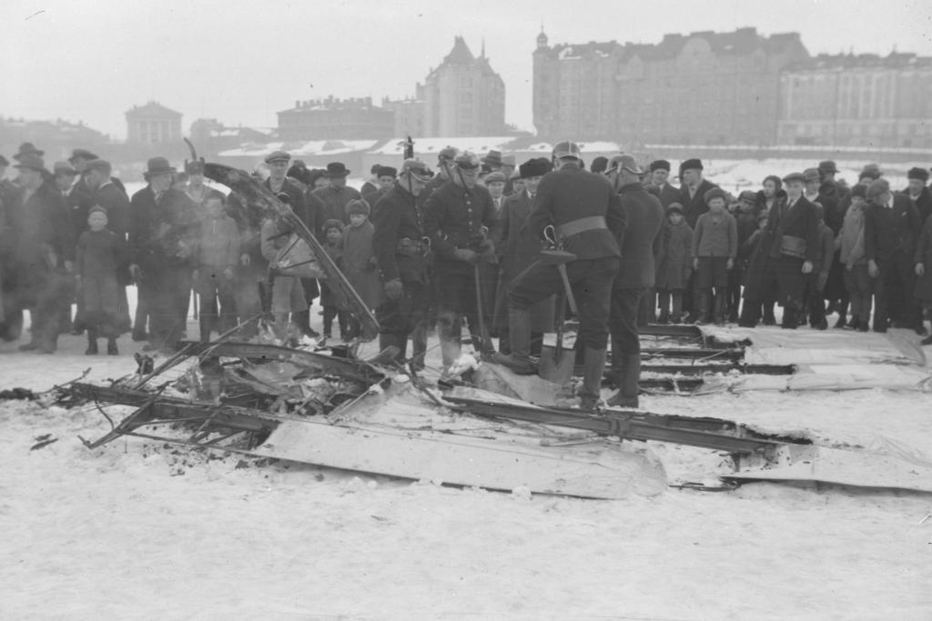 Väkijoukko on kerääntyneet pudonneen armeijan lentokoneen jäänteiden ympärille Tervasaaressa Foto: Pietinen / Museovirasto