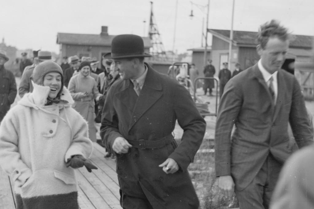 Kuuluisa yhdysvaltalainen lentäjä Charles Lindberg vaimonsa kanssa Katajanokan lentoasemalla vuonna 1933.  Kuvaaja: Museovirasto / Pietinen