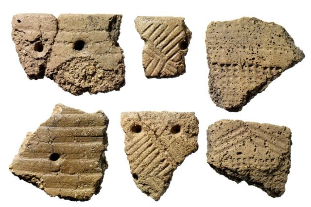 Kivikautisia saviastian kappaleita kampakeraamiselta ajalta. Kuvaaja: Museovirasto