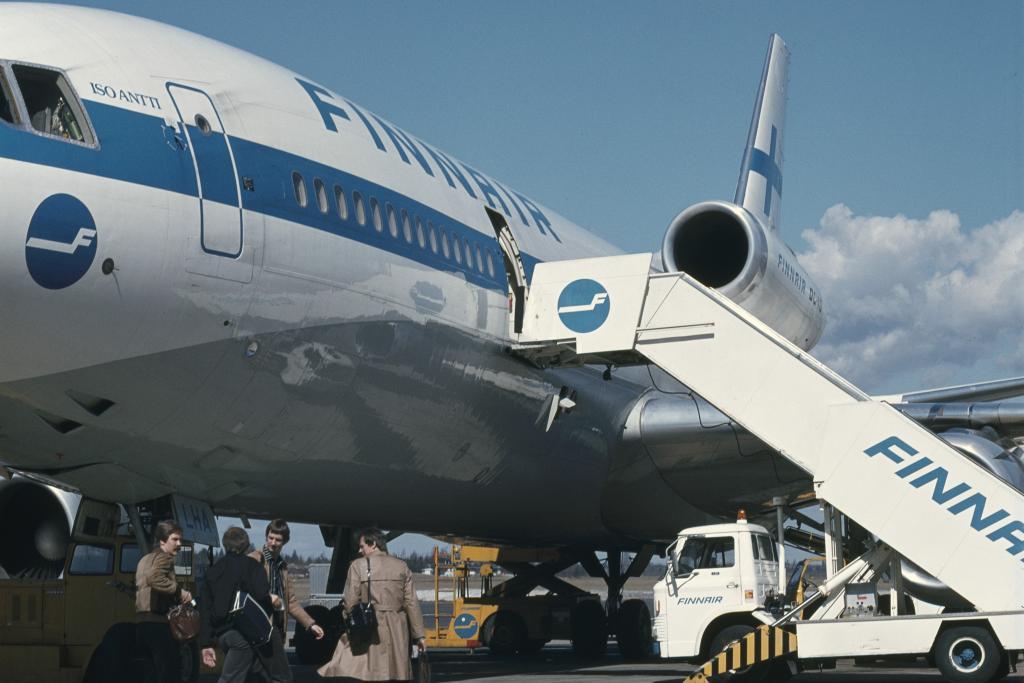 Flygplanen bara fortsatte att växa, och på 1970-talet skaffade även Finnair av de väldiga DC-10:orna. Den sista av dem, med smeknamnet Iso-Antti, tjänstgjorde ända in på 1990-talet. Foto: Museiverket / Volker von Bonin