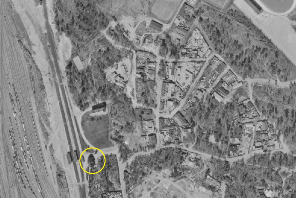 Itä-Pasila ilmakuvassa vuonna 1969. Alueella oli lähinnä pienehköjä puisia varasto- ja teollisuusrakennuksia. Kuvassa on ympyröity keltaisella Pasilan vanha asema, joka sijaitsee kutakuinkin samalla paikalla kuin nykyinenkin. Kuvaaja: Helsingin karttapalvelu