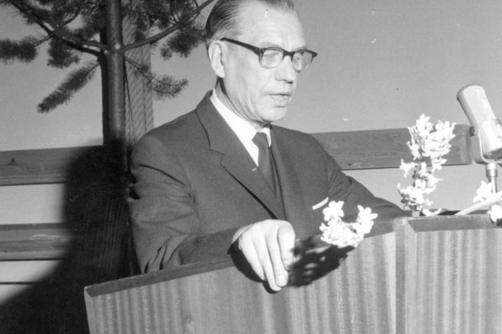 Kaupunginjohtaja Lauri Aho pitämässä puhetta vuonna 1964. Kuvaaja: Forssan museo