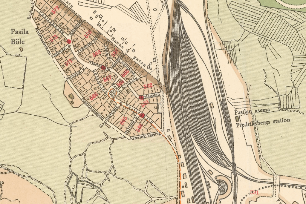 Den täta bebyggelsen i Trä-Böle syns bra på kartan från 1925. Rälsen som förgrenar sig åt höger i kartans nedre kant ledde till Böle mekaniska verkstad och Sörnäs hamn.  Foto: Helsingfors karttjänst